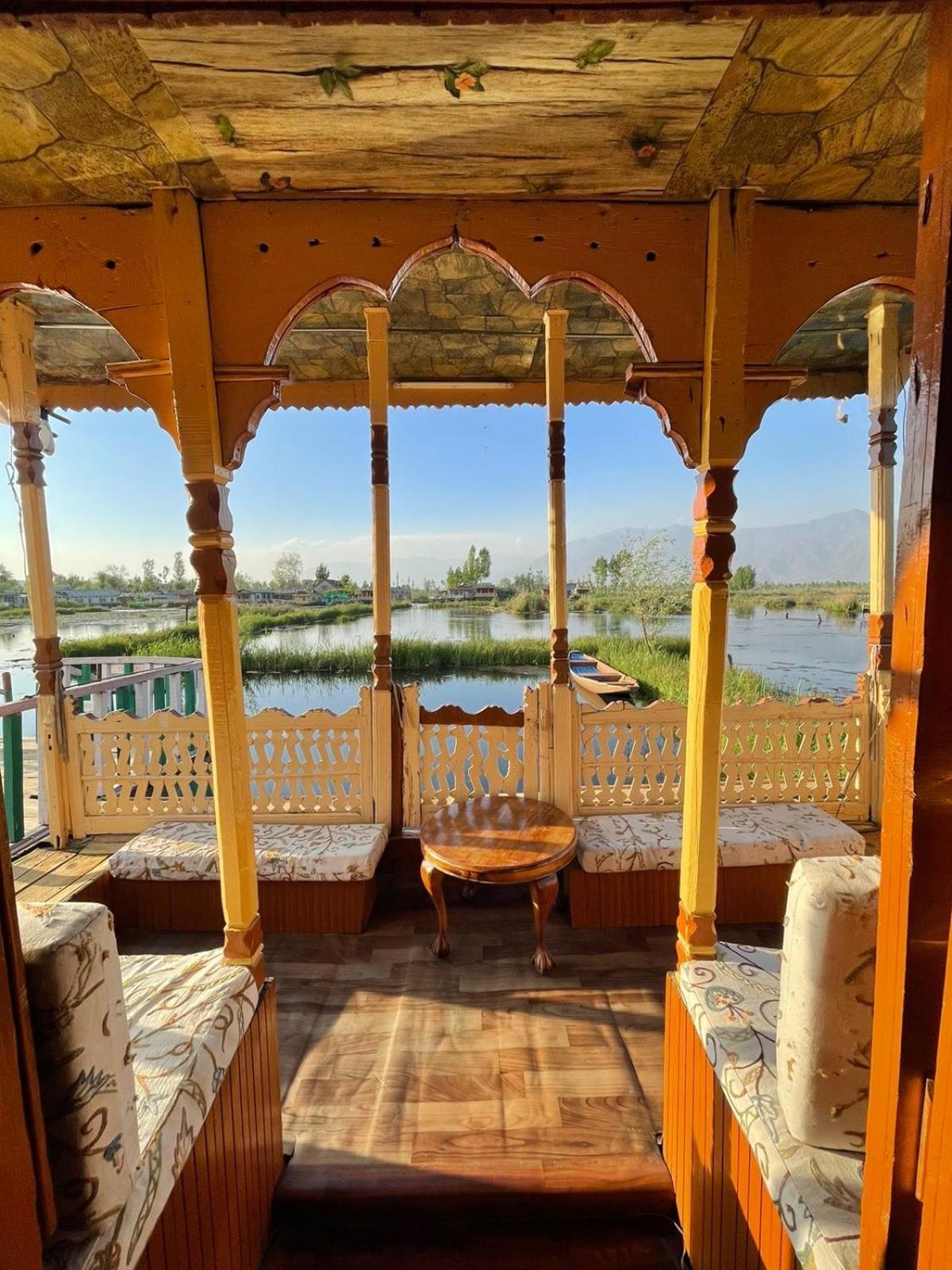 Отель Houseboat Wild Rose Сринагар Экстерьер фото